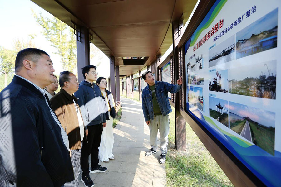 市民正在參觀水文化長廊。