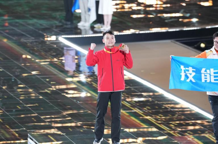 新東方烹飪教育王志偉獲得第三屆全國技能大賽烹飪（西餐）項目金牌。