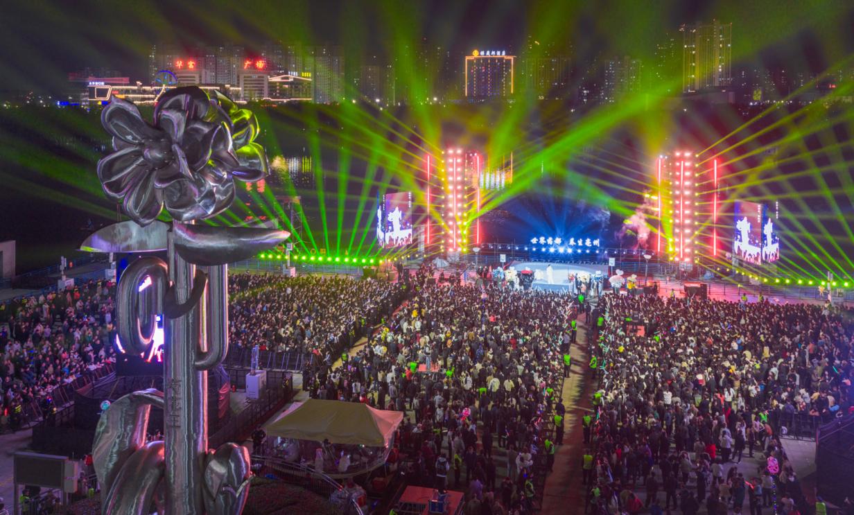 亳州南湖边的演出。亳州文旅供图