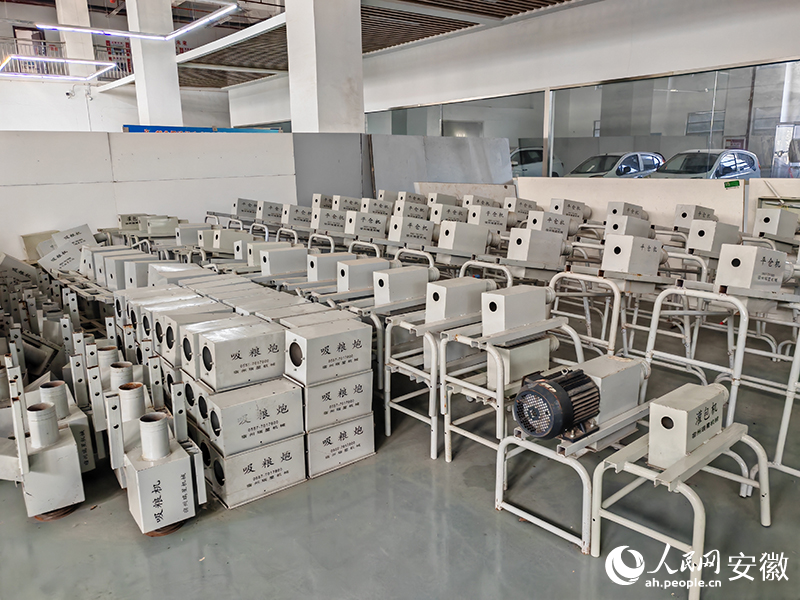 由苏红星技能大师工作室发明的吸粮炮。人民网 丁纪摄