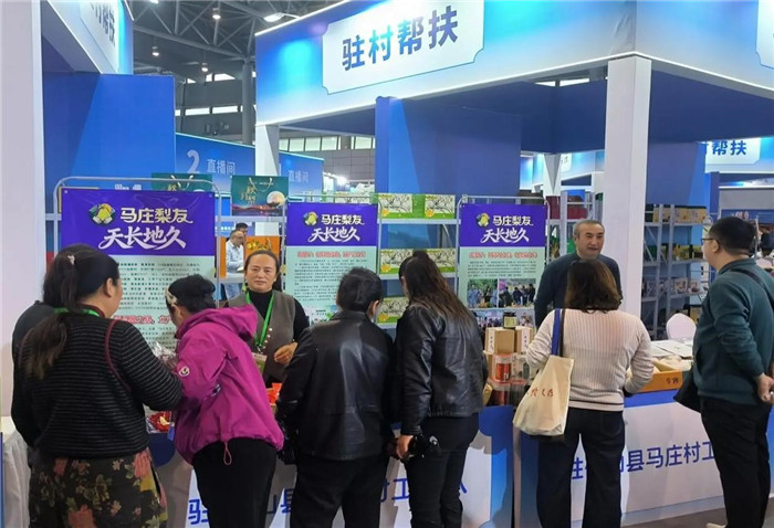 砀山县的水果展位前热闹非凡。砀山县委宣传部供图