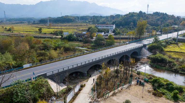 �����깤�İ׻����š�