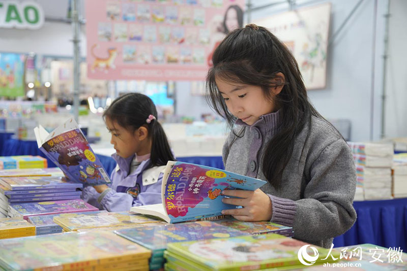 活动现场，孩子们在阅读图书。人民网记者 陈若天摄