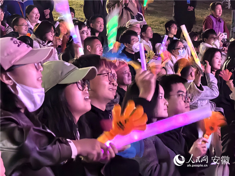 共赴一场音乐盛宴。人民网记者 汪瑞华摄