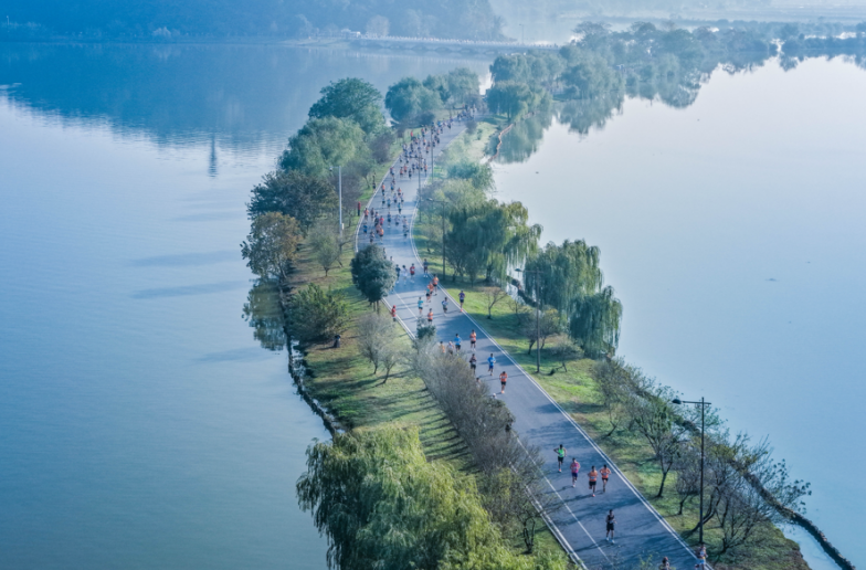 赛事跑道穿过平天湖。主办方供图
