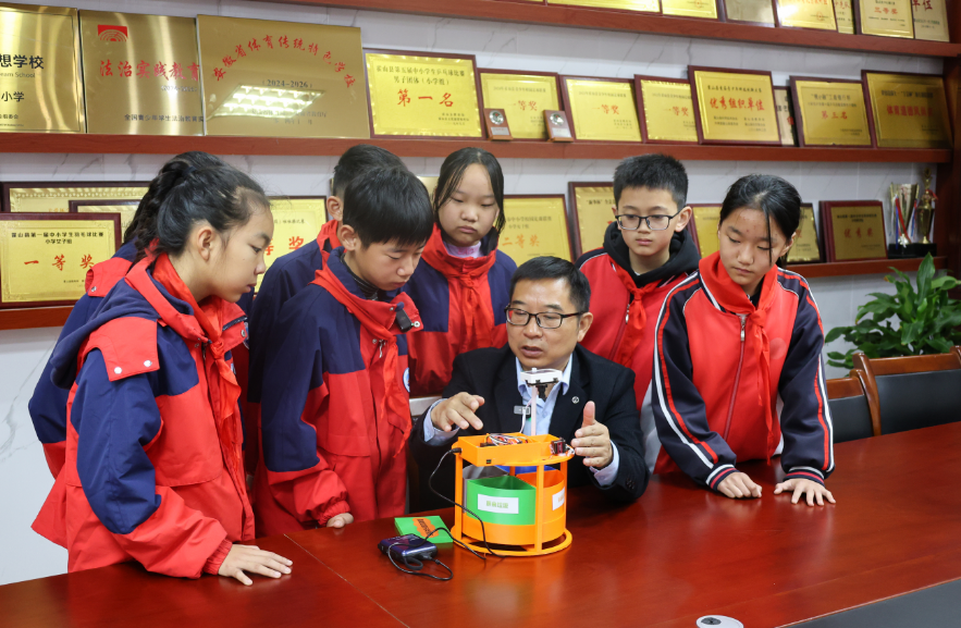 舒佔文利用課余時間輔導學生備戰科創賽事。王倩倩 攝)