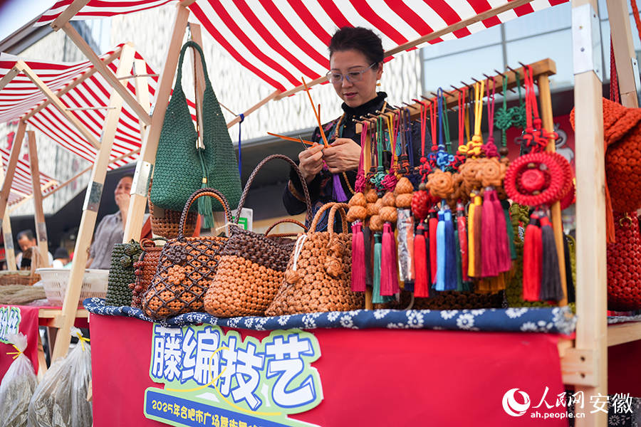 活動現場同步開設的“非遺+農特產品市集”。人民網記者 王銳攝