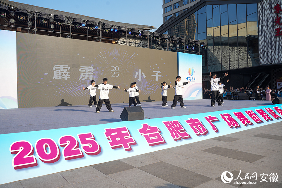 街舞《霹靂小子》展演。人民網記者 王銳攝