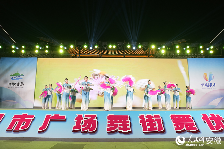 廣場舞《淮海戲韻》展演。人民網記者 王銳攝