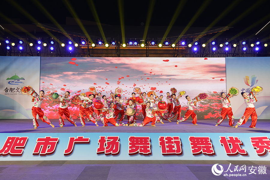 廣場舞《五谷豐登》展演。人民網記者 王銳攝
