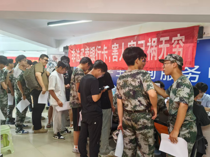 為新生辦理“一站式”社保卡服務。