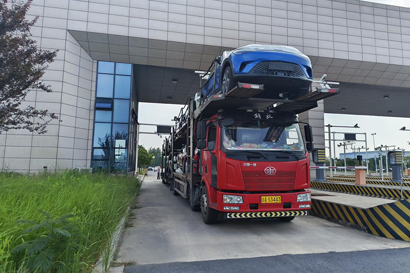 通关货车。