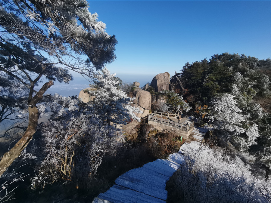 山林裹霜覆雪，分外迷人。