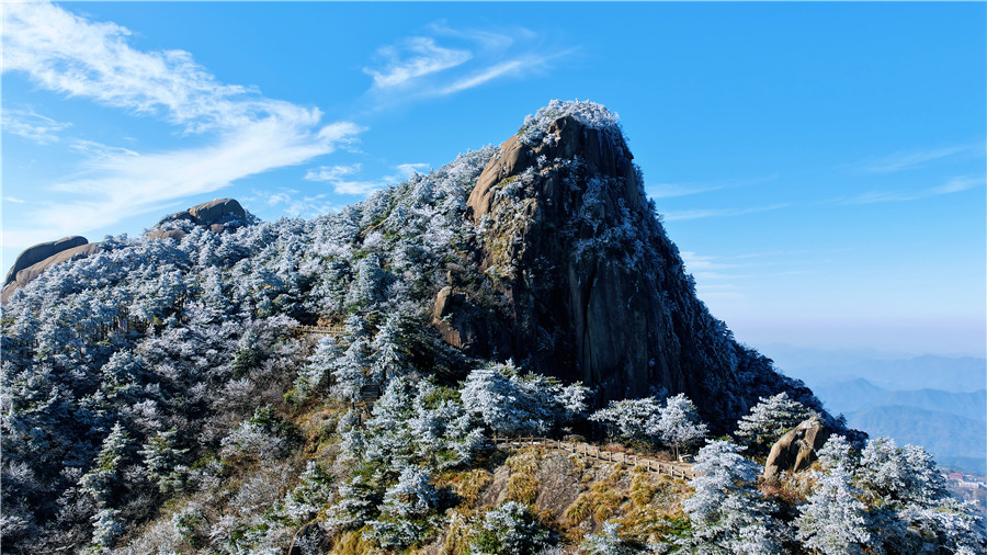山林裹霜覆雪，分外迷人。
