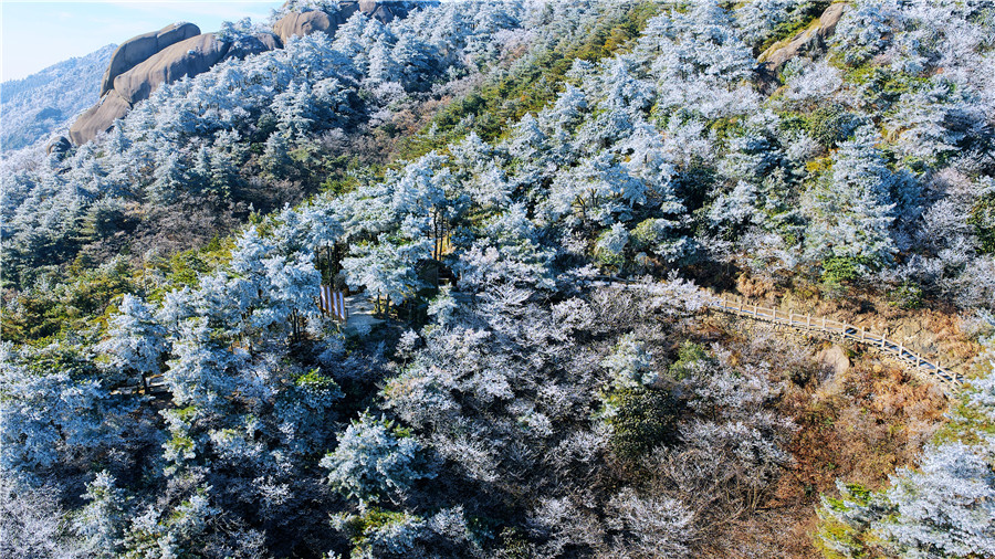 山林裹霜覆雪，分外迷人。