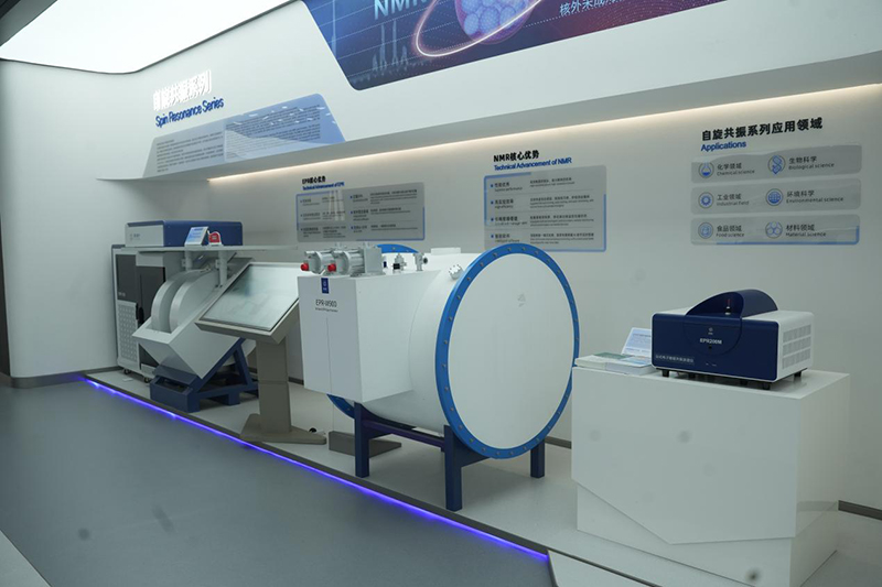 国仪量子展厅展出的仪器设备。人民网 王锐摄