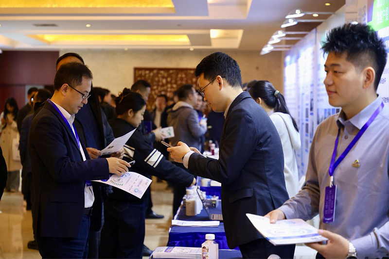 嘉宾与参展企业交流。 人民网记者 陶涛摄