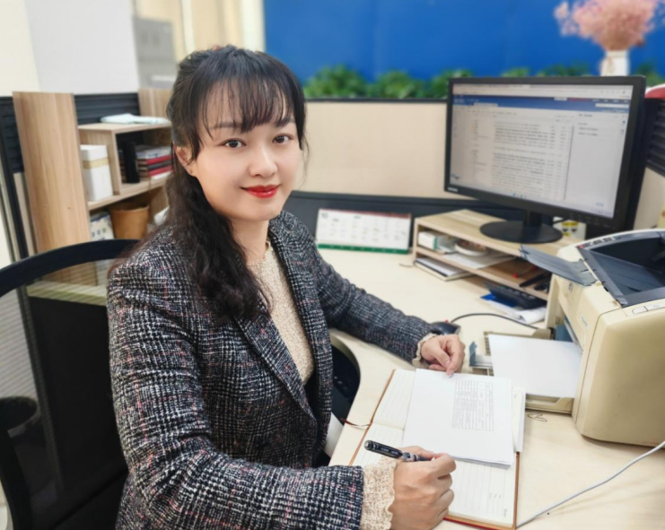 客户经理谢灿的随身笔记本里托起客户“放心”。