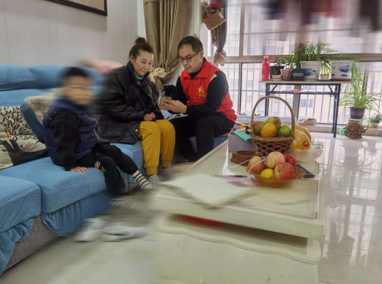 “通信管家”方旭筑牢老人“安心”防线。