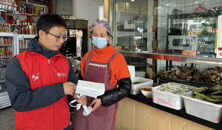 安徽移动工作人员在向商户介绍“智慧眼”。