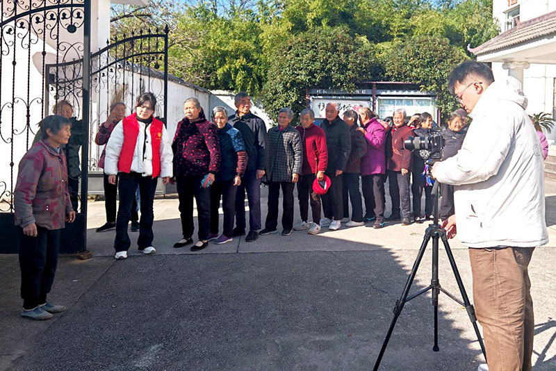 免费为老人拍照。