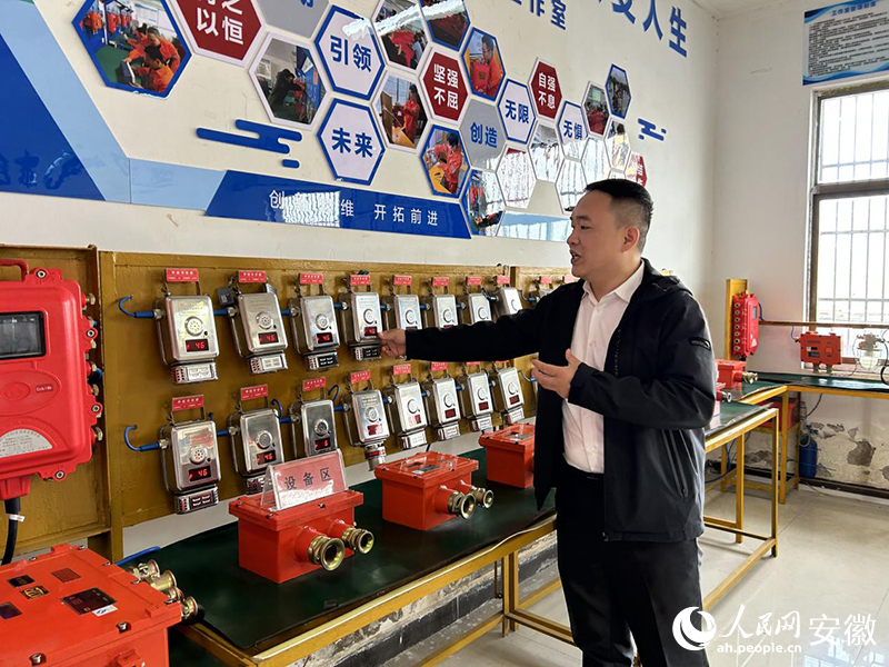 戚向男正在介绍监测设备。人民网记者 高飞跃摄