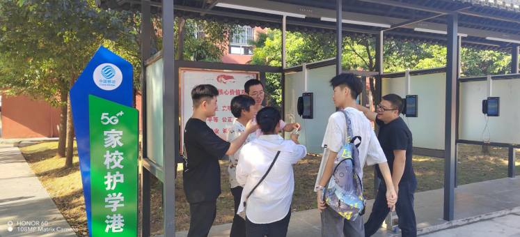 安徽移动工作人员在5G家校护学港向家长介绍电子学生证。