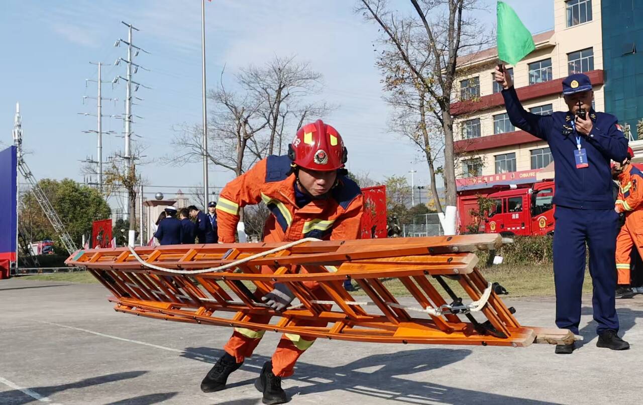 选手在对抗竞赛上进行60米肩梯登楼项目比赛。