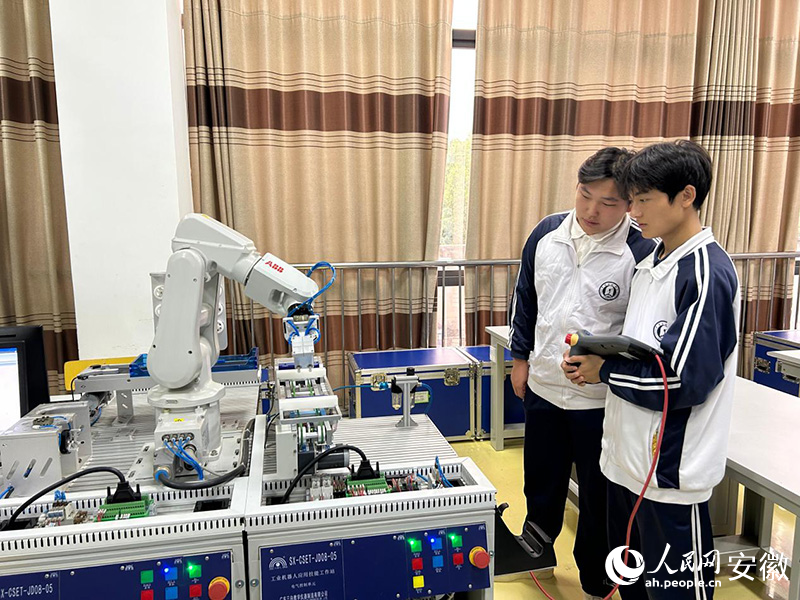 阜阳技师学院内，学生正在操作设备。人民网记者 高飞跃摄