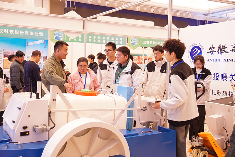 客商观看睿航无人艇团队产品。刘瑞摄