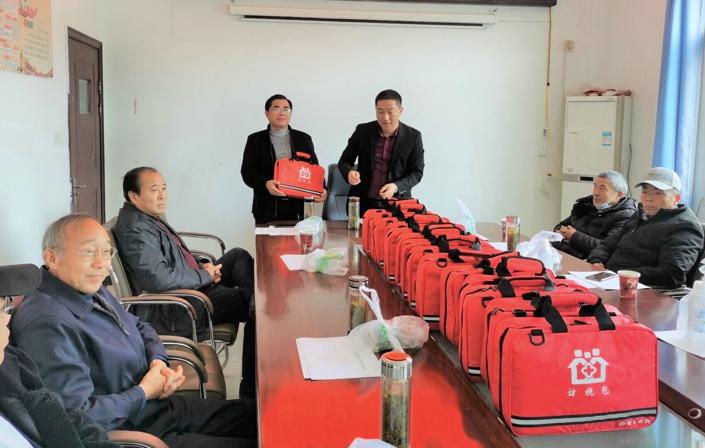 寺前镇为“慢病网格长”发放“访视包”。太湖县委宣传部供图