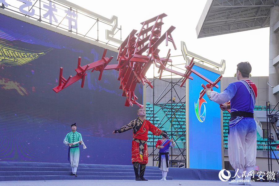 杂技表演。人民网记者 陈若天摄