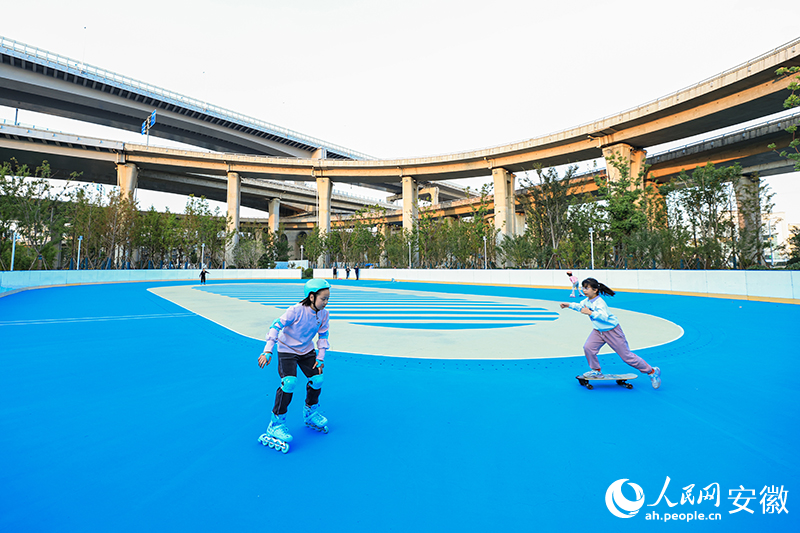 孩子们在轮滑场追逐，共享城市更新成果。人民网记者 张俊摄