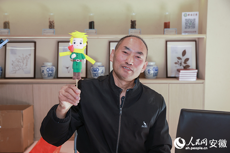 王井洋和他的卡通面人。人民网记者 张俊摄