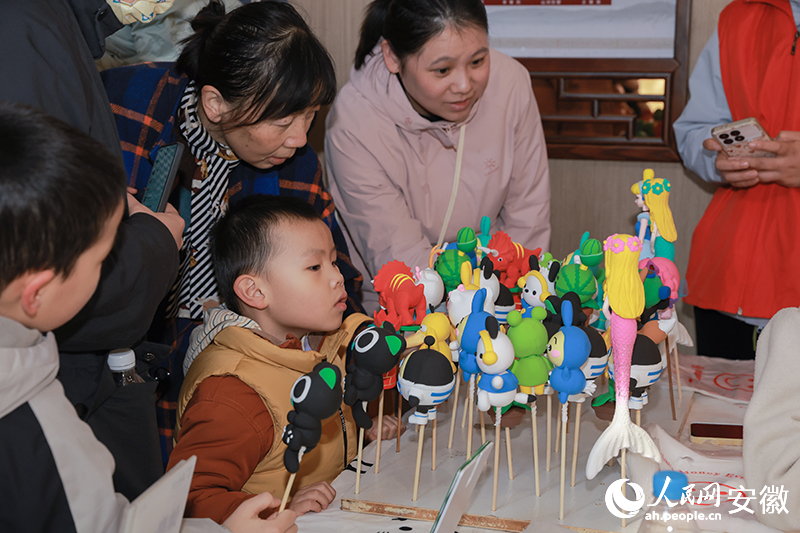 王井洋的面人卡通备受小朋友们喜爱。人民网记者 张俊摄