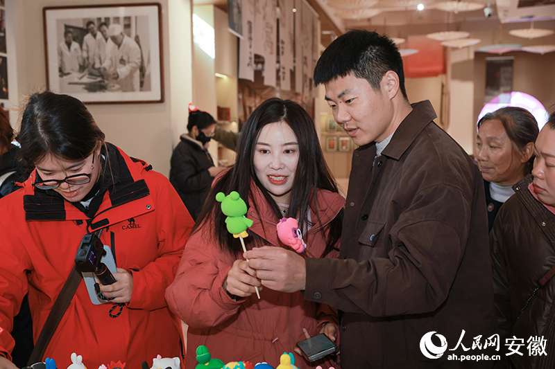 游客对王井洋的面人爱不释手。人民网记者 张俊摄