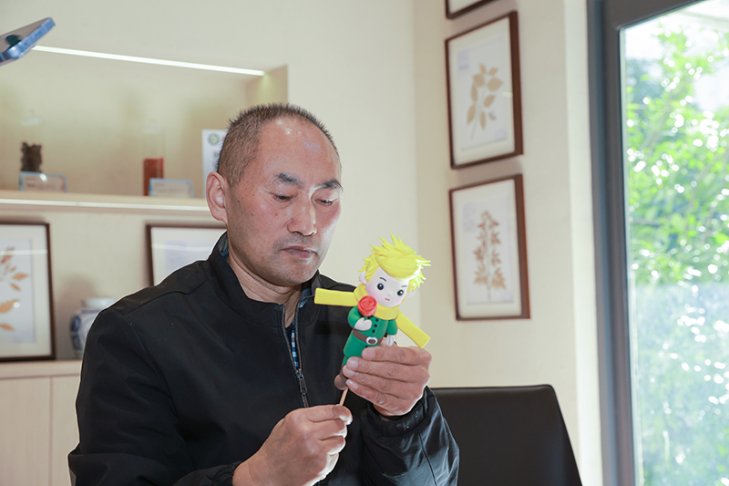 王井洋用“捏面”讲好芜湖故事。人民网记者 张俊摄