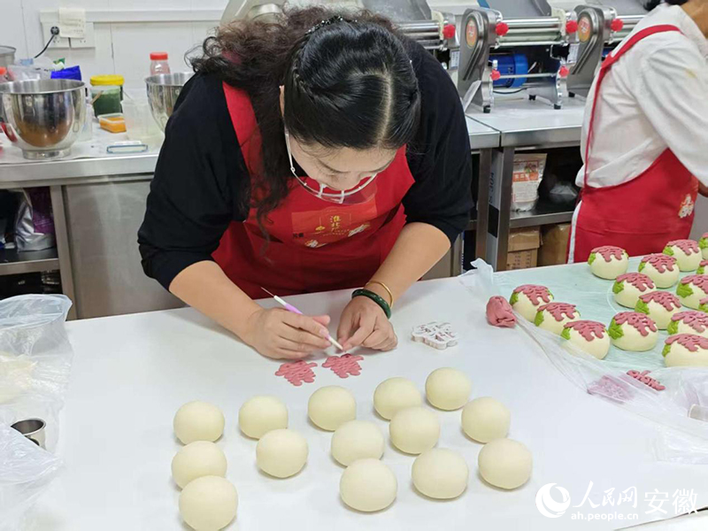 申麗麗正在制作花饃。 人民網記者 呂歡歡攝