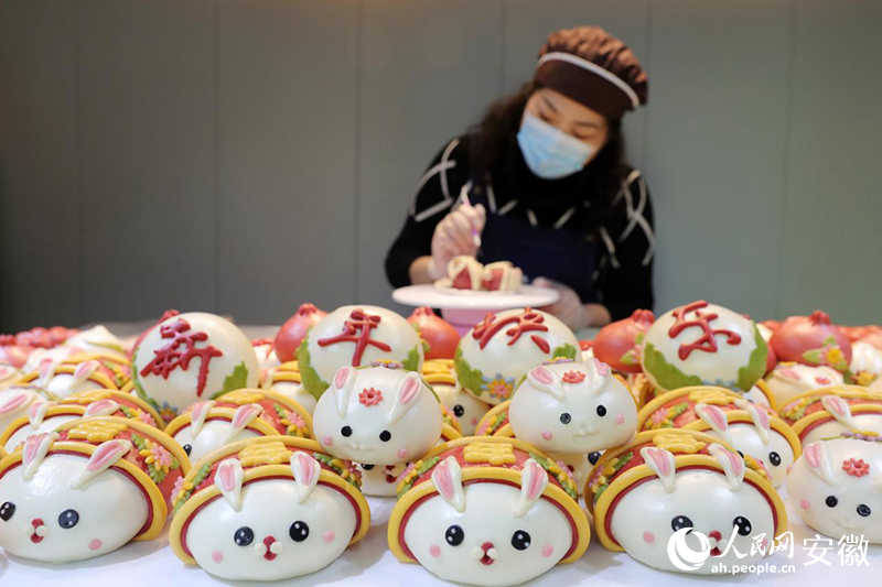申麗麗制作的花饃產品。人民網記者 呂歡歡攝
