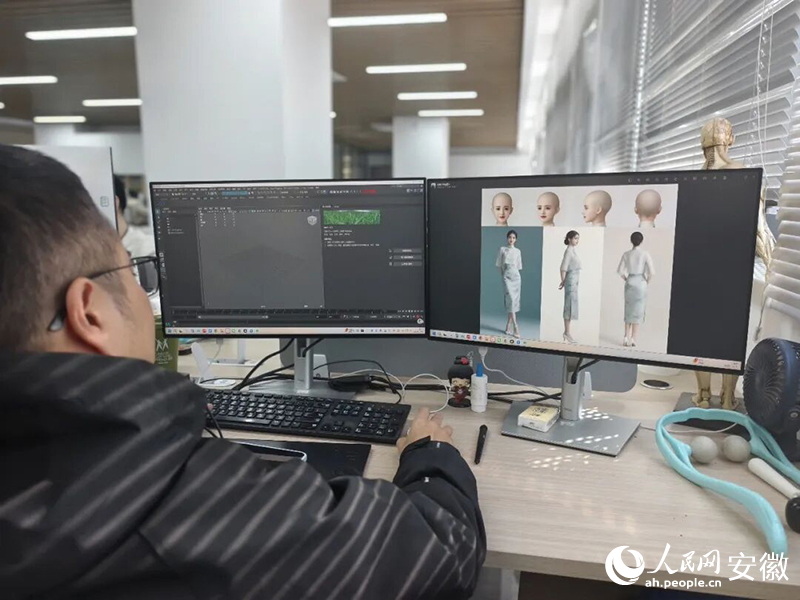 合肥元娲智能科技有限公司设计人员正在设计数字人。人民网 陶伟摄