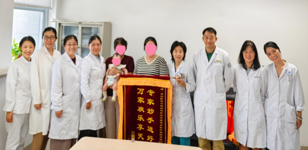 李女士为多学科团队送上锦旗表达感谢。