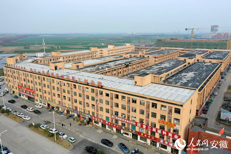 望江童装城一隅。人民网记者 陈若天摄