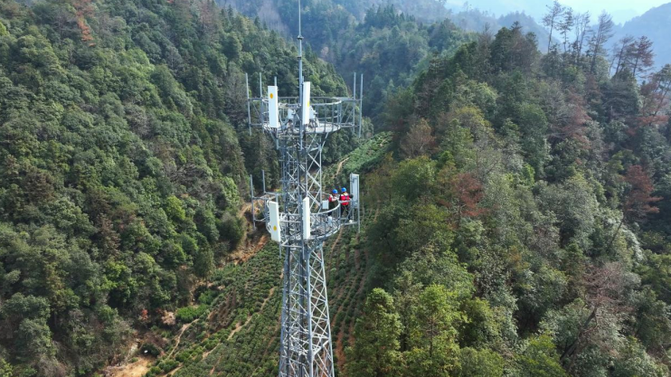 伫立山脉间的中国移动信号塔。