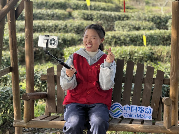 安徽移动志愿者正在进行5G直播。