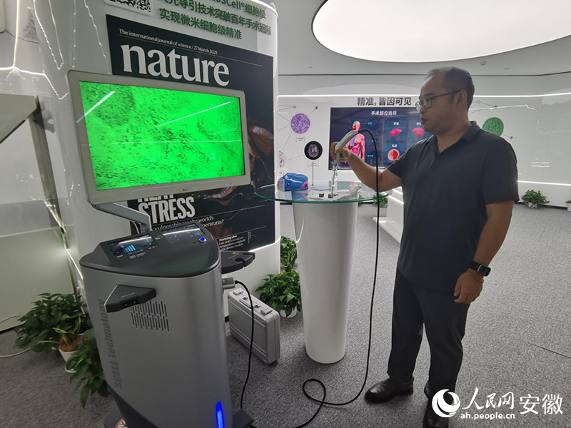 陈廷嘉展示树突光学设备。人民网记者 胡雨松摄