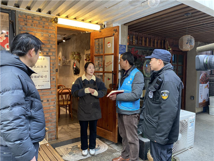 “巷导”走访街区商户。庐阳区委宣传部供图
