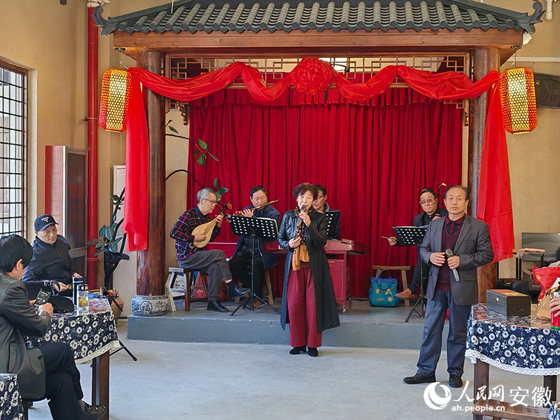 百姓茶館內的舞台。人民網 丁紀攝