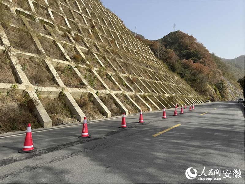 石台公路分中心加大对山区道路的管养力度。人民网记者 胡雨松摄