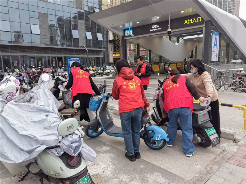 清穎社區“春暖”巾幗志願服務隊開展非機動車亂停放整治活動。