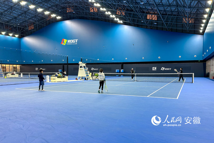 “小小网球手”正在训练。人民网记者 李希蒙摄